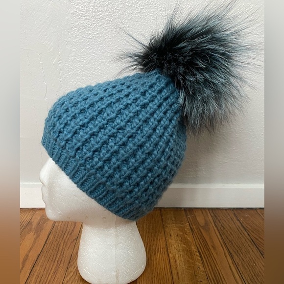 Kyi Kyi Canada Knit Hat Beanie with Real Dyed Fox Fur Pom Pom - Picture 1 of 8